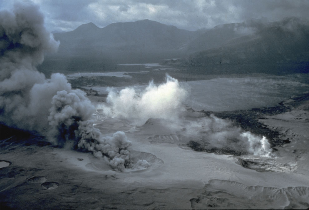 Spirit-Lake-Pumice-Plain-and-phreatic-explosions-soon-after-the-May-18-1980-eruption-of-Mount-St_-Helens